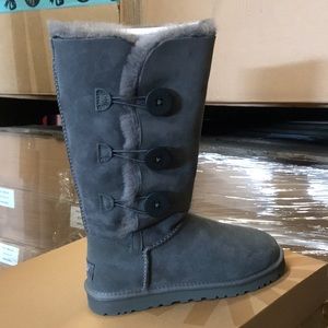 UGG WOMEN BAILEY BUTTON TRIPLE GREY SIZE 6